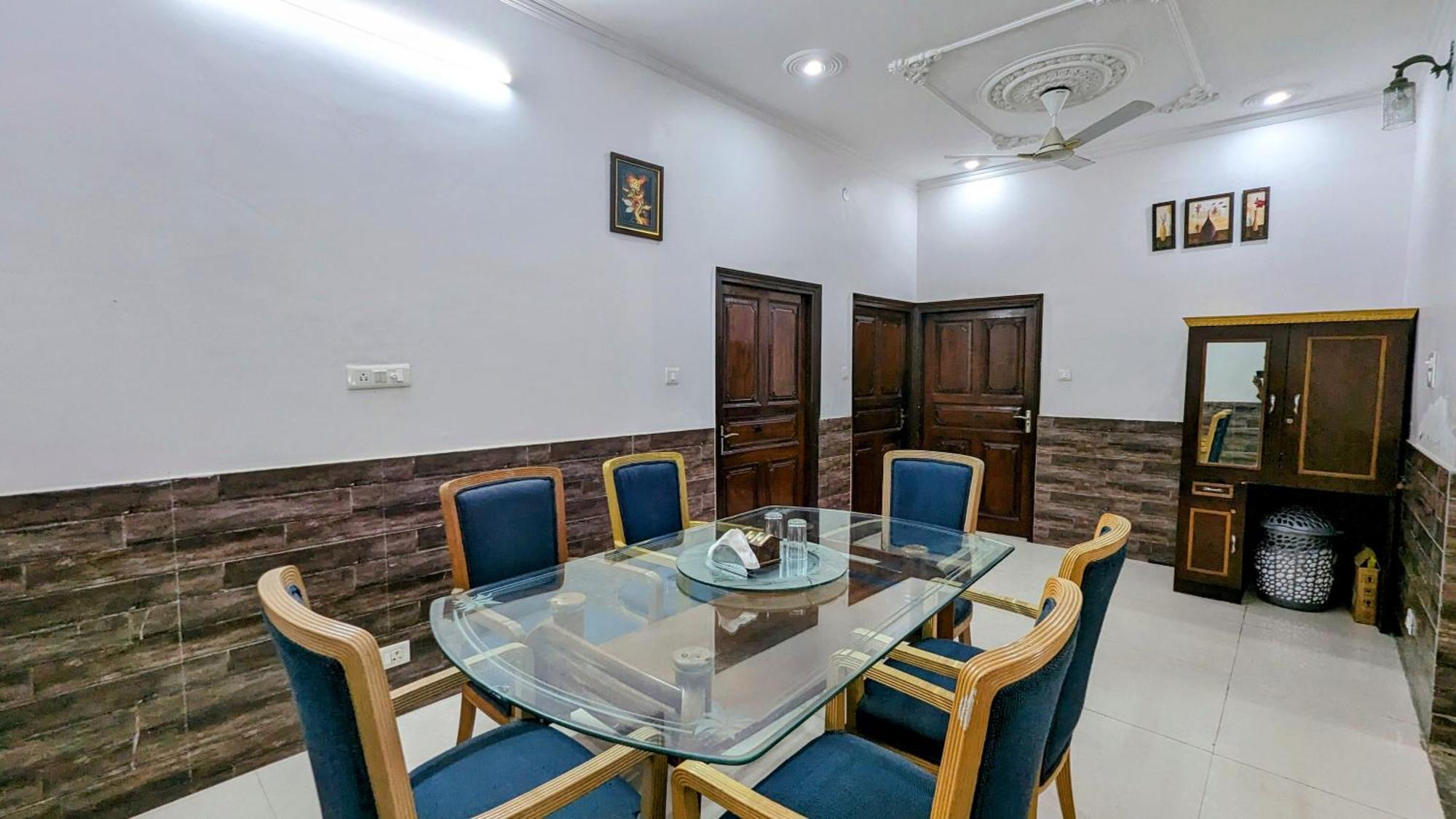 Hotel Lecston @Yashobhoomi Dwarka Sector - 25 Metro Station Delhi  Buitenkant foto