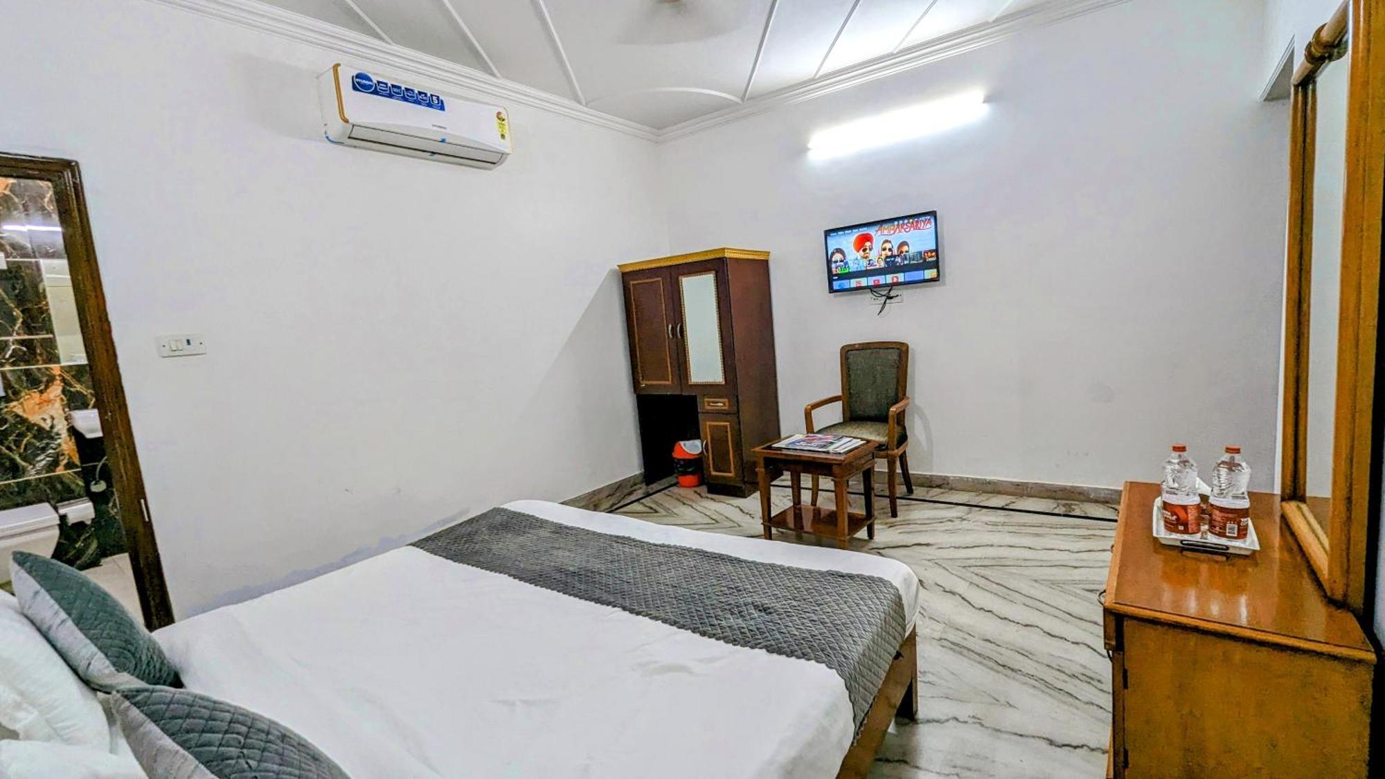 Hotel Lecston @Yashobhoomi Dwarka Sector - 25 Metro Station Delhi  Buitenkant foto
