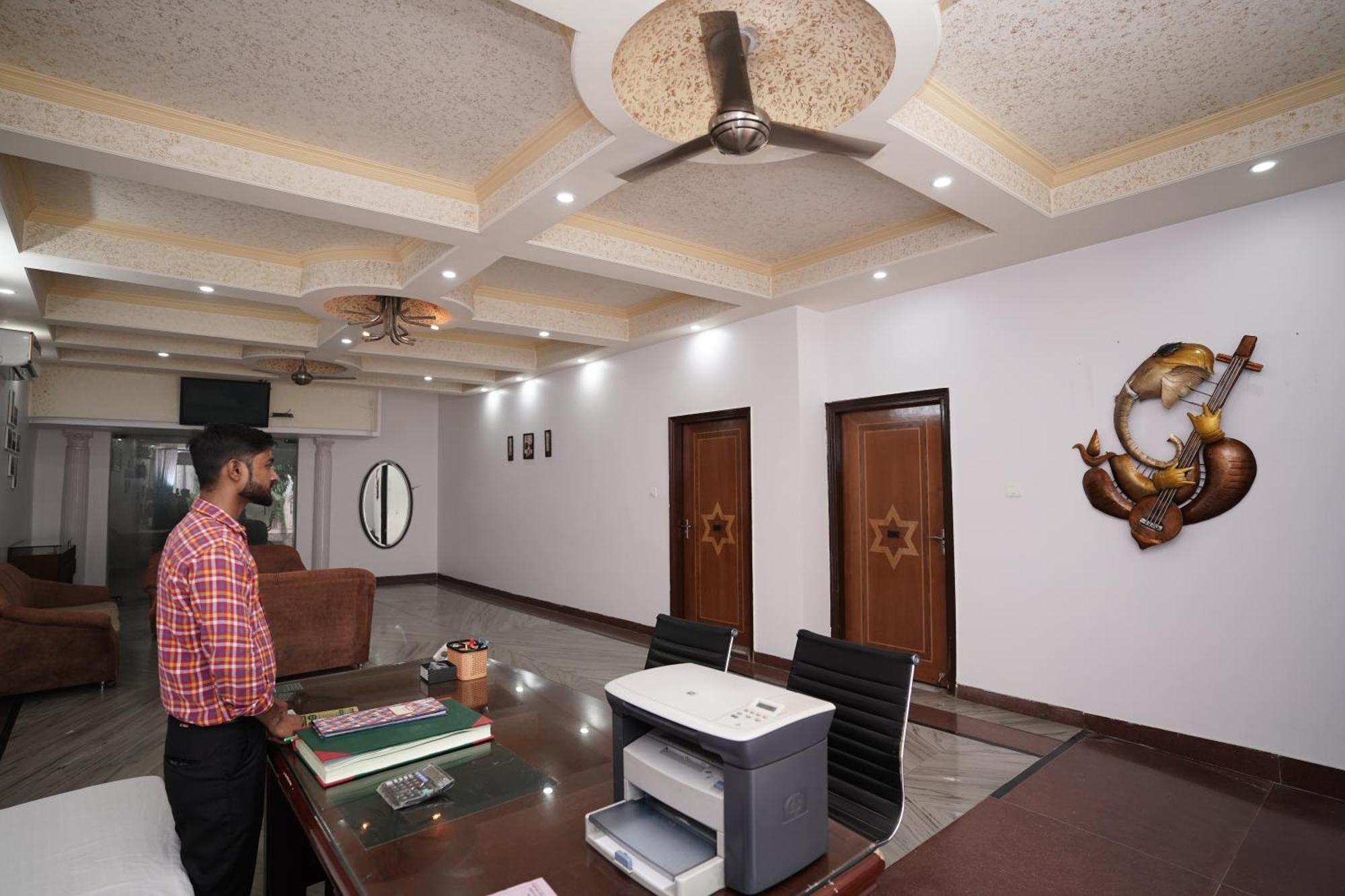 Hotel Lecston @Yashobhoomi Dwarka Sector - 25 Metro Station Delhi  Buitenkant foto