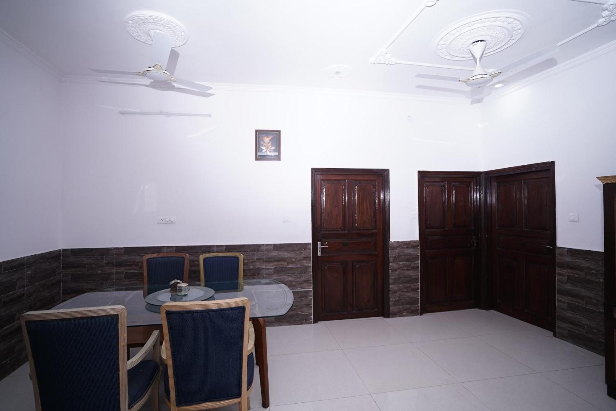 Hotel Lecston @Yashobhoomi Dwarka Sector - 25 Metro Station Delhi  Buitenkant foto