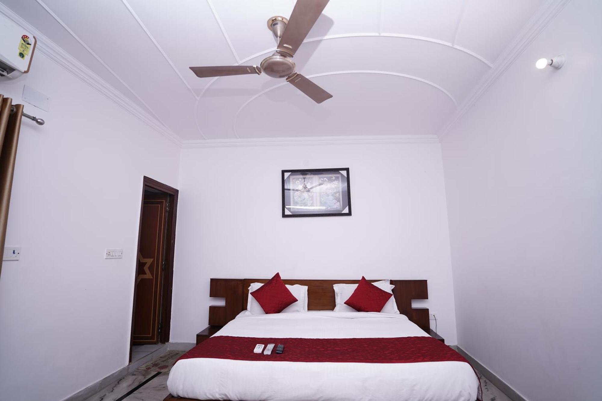 Hotel Lecston @Yashobhoomi Dwarka Sector - 25 Metro Station Delhi  Buitenkant foto
